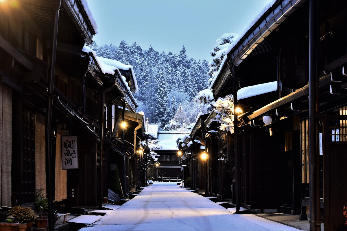 高山の古い町並み 雪景色