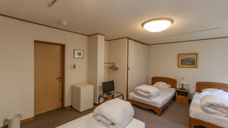 スタンダード 4 人部屋 共用バスルーム 布団付き