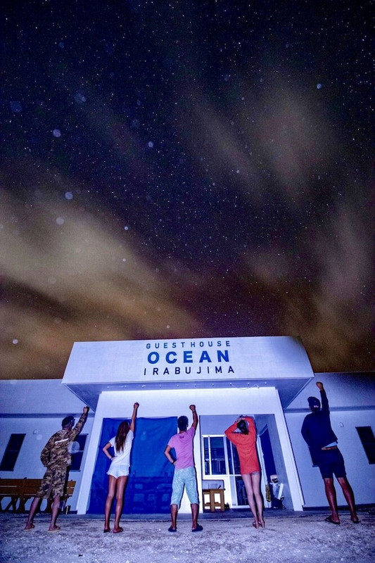 施設の正面 (日没後)