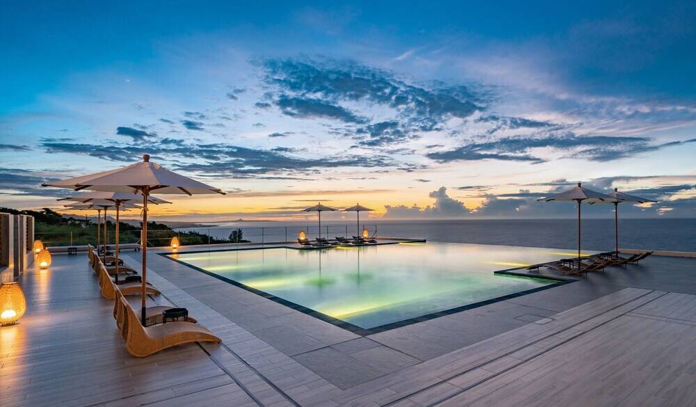 ライトアップされたプール / 1