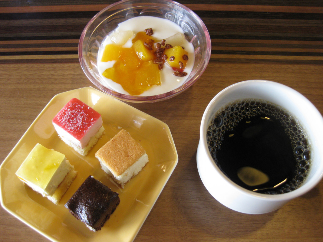朝食　デザートとコーヒー　ミニケーキが美味しい
