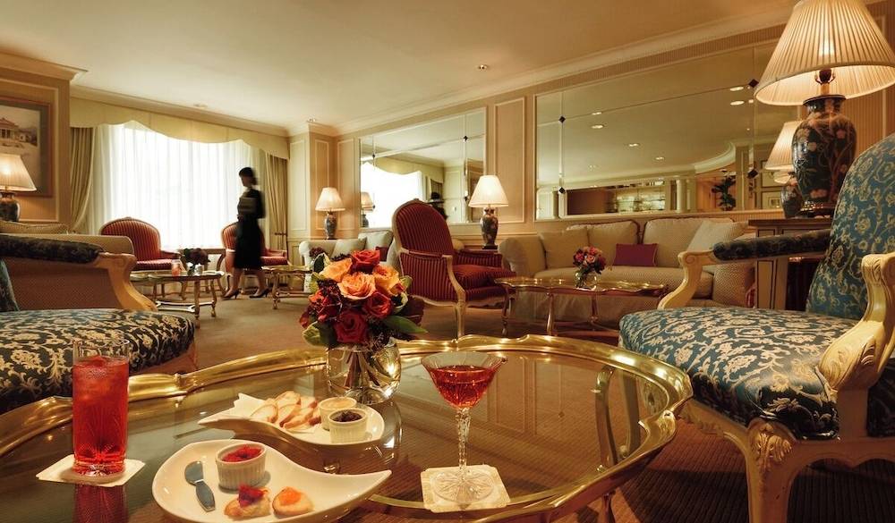 専用ラウンジで
ティータイムを / 1