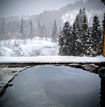 「里山十帖」 その他 238575968 一足先に朝食会場を抜け、誰もいないはずとふんだ、大浴場の露天風呂に直行、最後の雪見風呂を楽しんだのでした(*^^)v