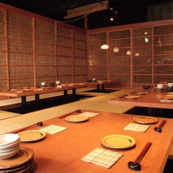 「大宮亭」 内観 17506256 落ち着いた雰囲気の店内は少人数個室、40名対応の宴会お座敷、BOX席など全63席。