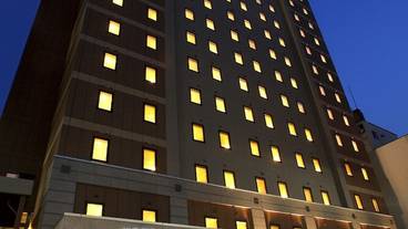 施設の正面 (日没後) / 2