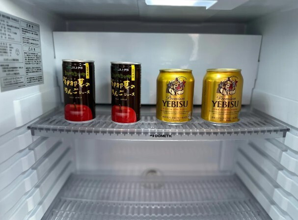 お部屋の冷蔵庫にはソフトドリンクとビールが。湯上りの一杯にぴったり / 3