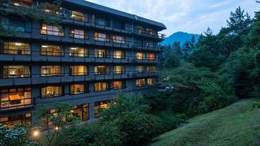 施設の正面 (日没後) / 1