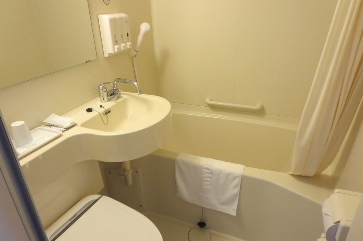 清掃が行き届いたバス・トイレ。手狭な感じがあります。