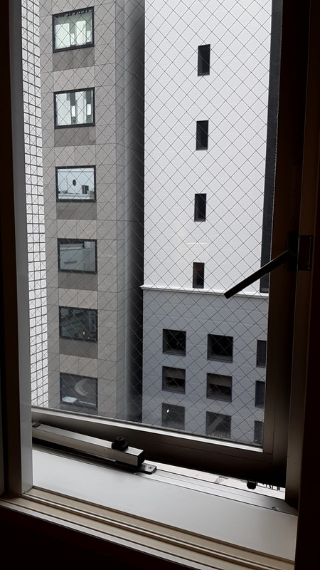 角部屋なので、小さな窓がある