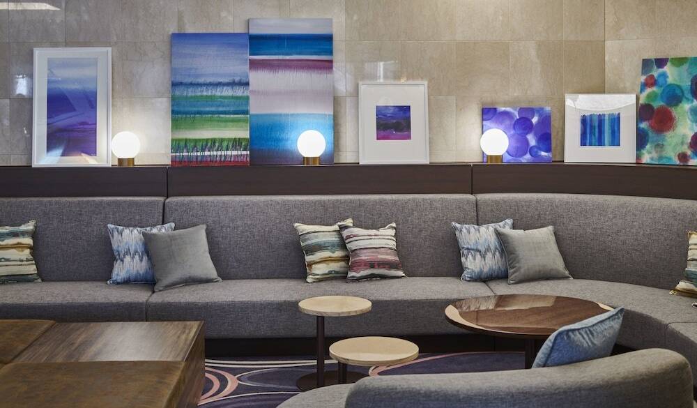 ソファを配したくつろぎの空間 / 2