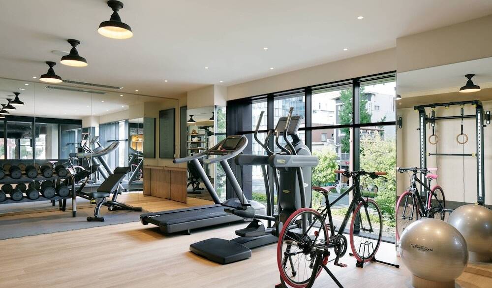 ジムで汗を流して
爽やかな一日がスタート / 1