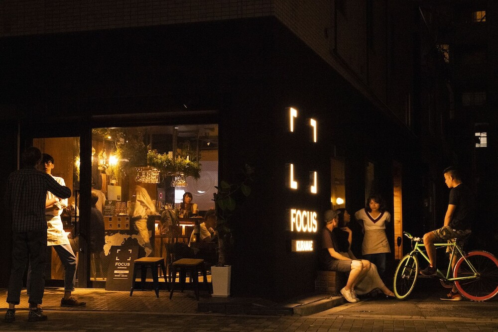 施設の正面 (日没後)