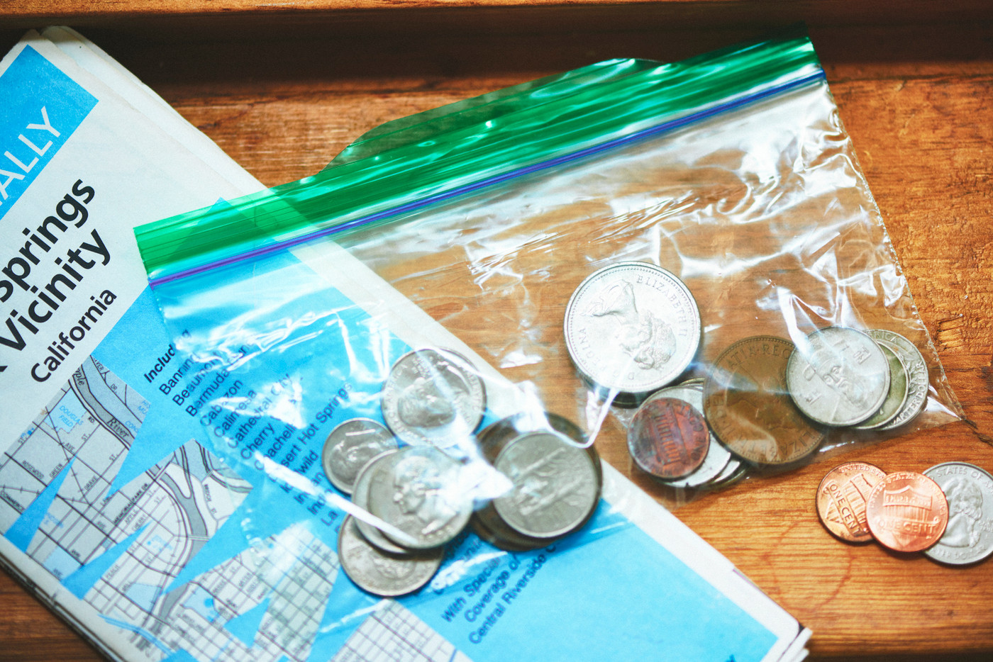 中身をパッと確認できるシースルー財布1939620