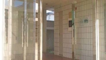 施設の入り口 / 2