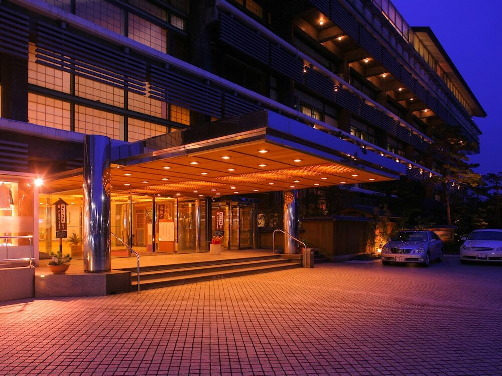 施設の正面 (日没後)