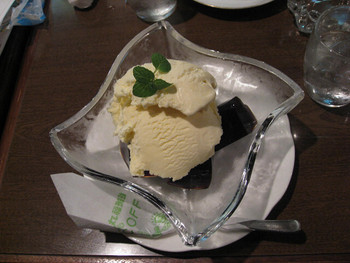 「丸福珈琲店 千日前本店」料理 850327 S嬢が席を外しとう間に勝手に写したコーヒーゼリー