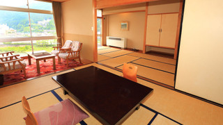 最上階和室　川側