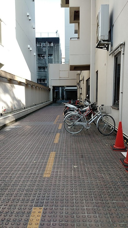 ここをまっすぐ進むと駐車場