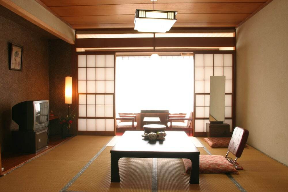 大島名物の椿に彩られて、ゆったり温泉ステイ3451895