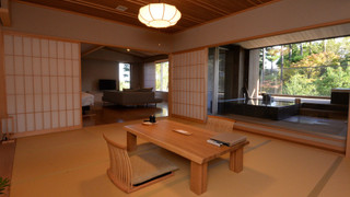 「仭」和室10帖+洋室リビング＋露天風呂