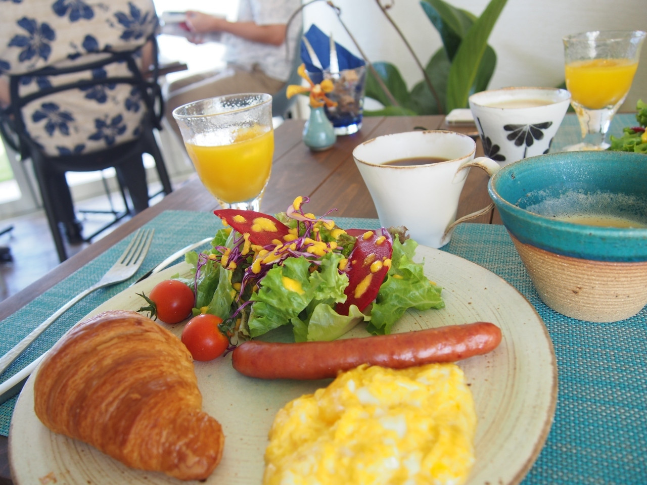 地元の食材をいただく朝食3959439