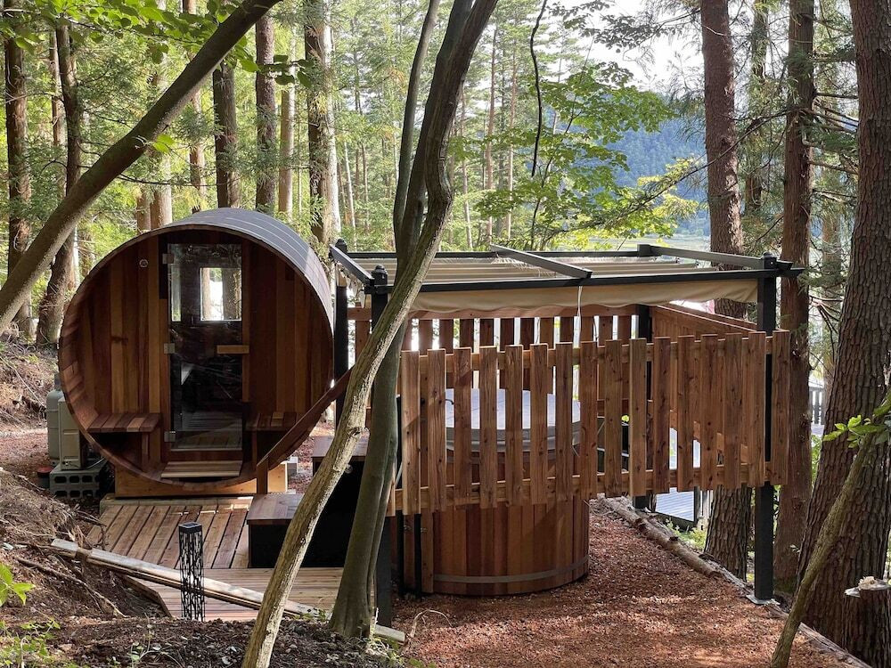 木々の中に佇むバレルサウナで癒やしの時間を3395299