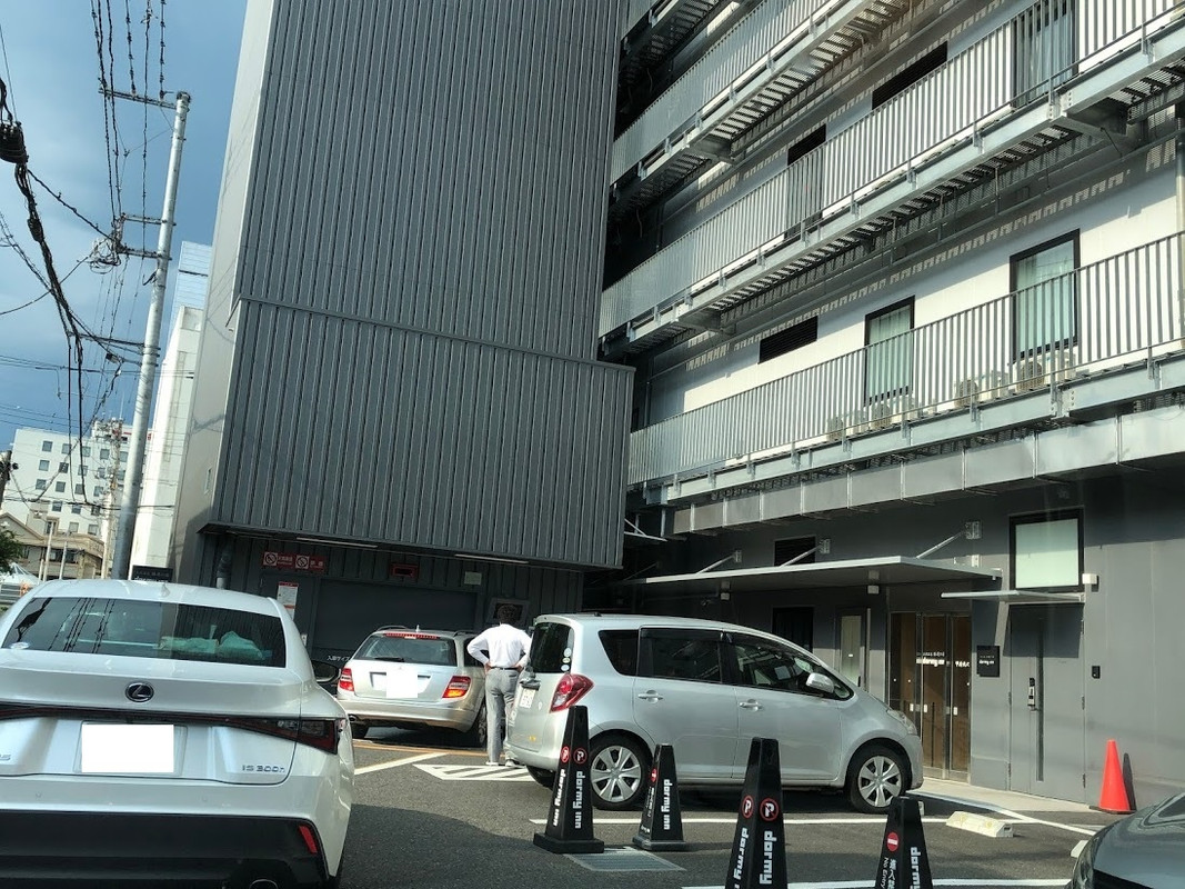 正面・立体駐車場。右・ホテル。チェックイン時も少し入庫渋滞