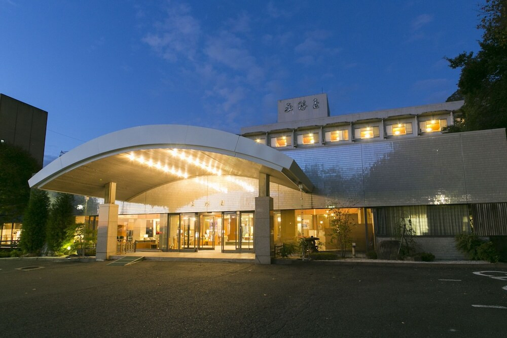 施設の正面 (日没後)