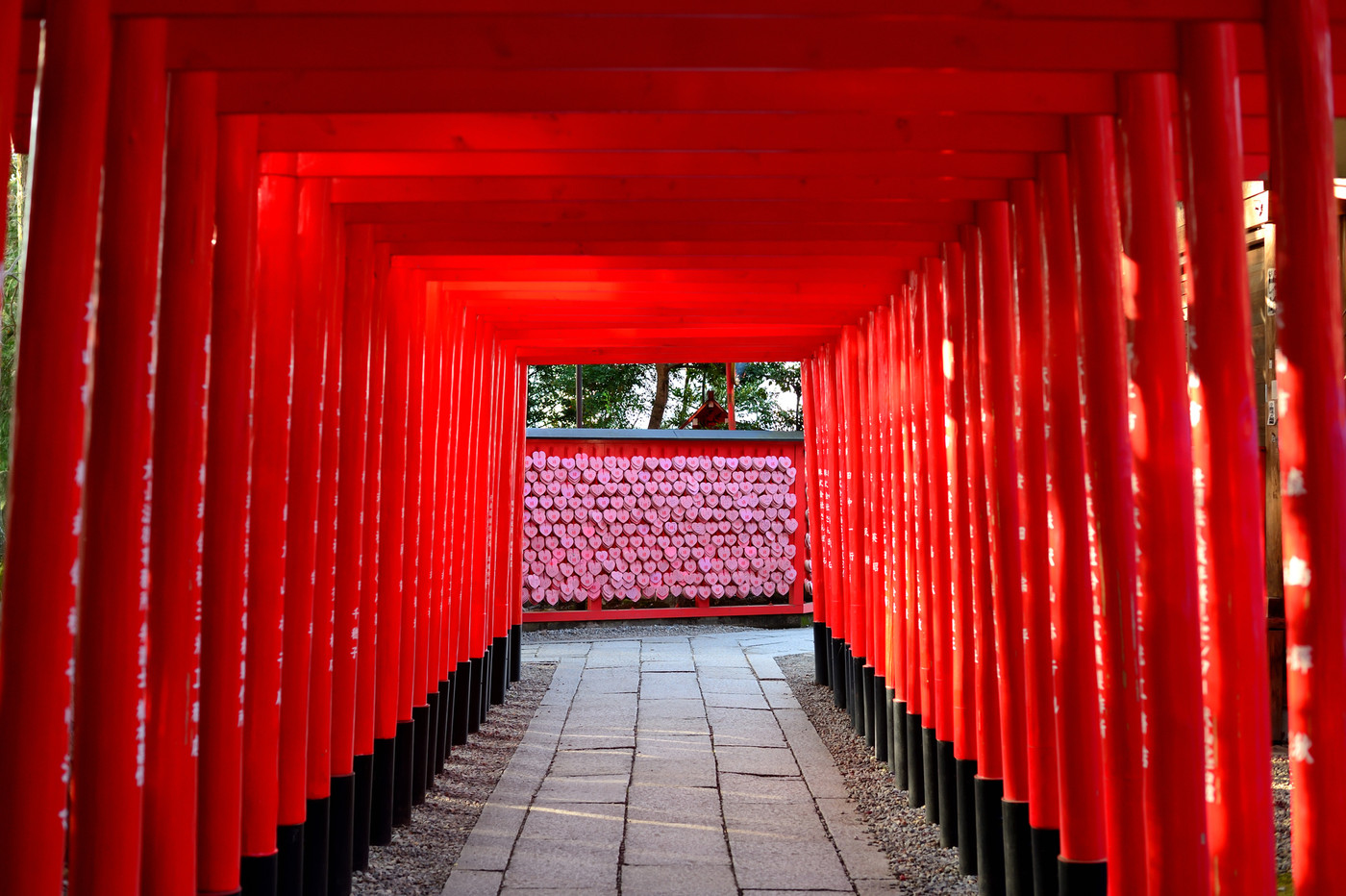 犬山　三光稲荷神社　ハート型の絵馬と朱塗りの鳥居