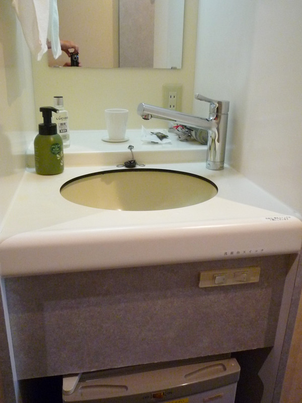 洗面台が独立し下には冷蔵庫