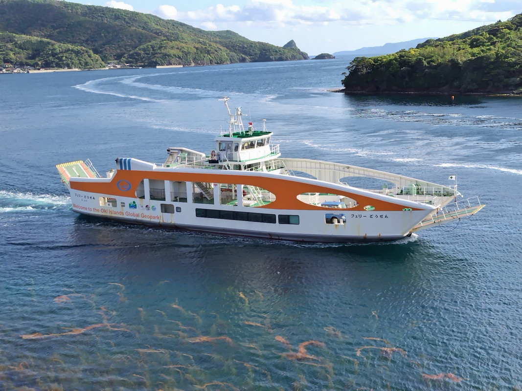 バルコニーから船を望む