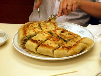「神楽坂飯店」料理 948652 ジャンボ餃子を切り分ける