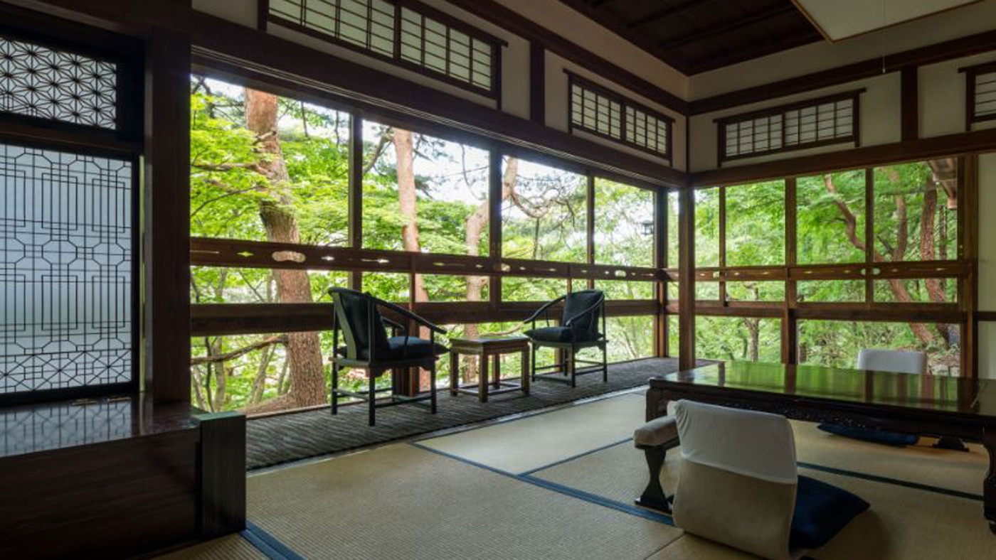 四万を代表するフォトスポット！赤い橋の先に佇む老舗温泉宿3657412