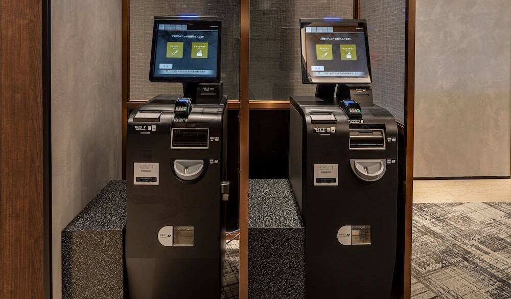 自動チェックイン機 / 1