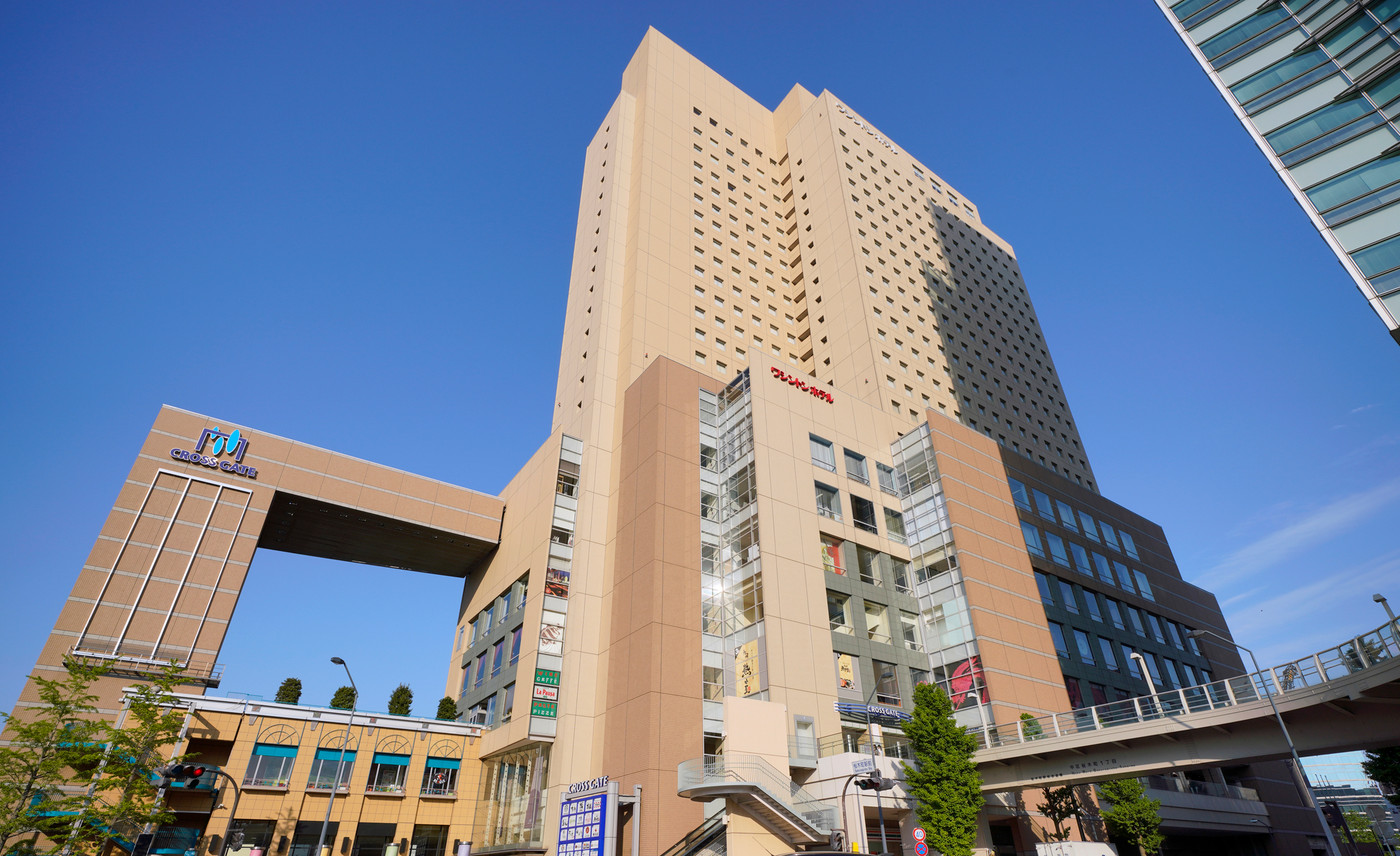 日本の横浜都市景観　桜木町駅前のビルなどを望む