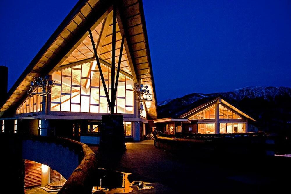 施設の正面 (日没後)