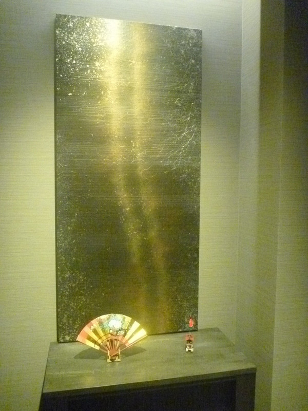 ~ロビーの壁面には可愛いいサイズの「扇」が飾られていました~