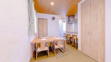 客室内のダイニングエリア / 18