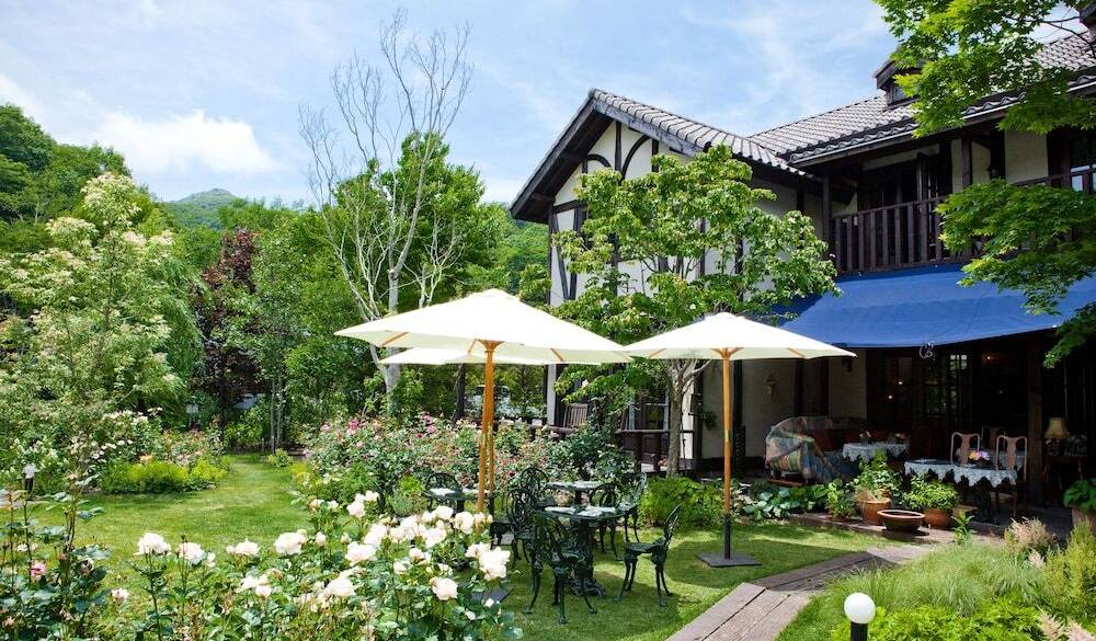 庭園に囲まれた
クラシカルなホテルへ / 1