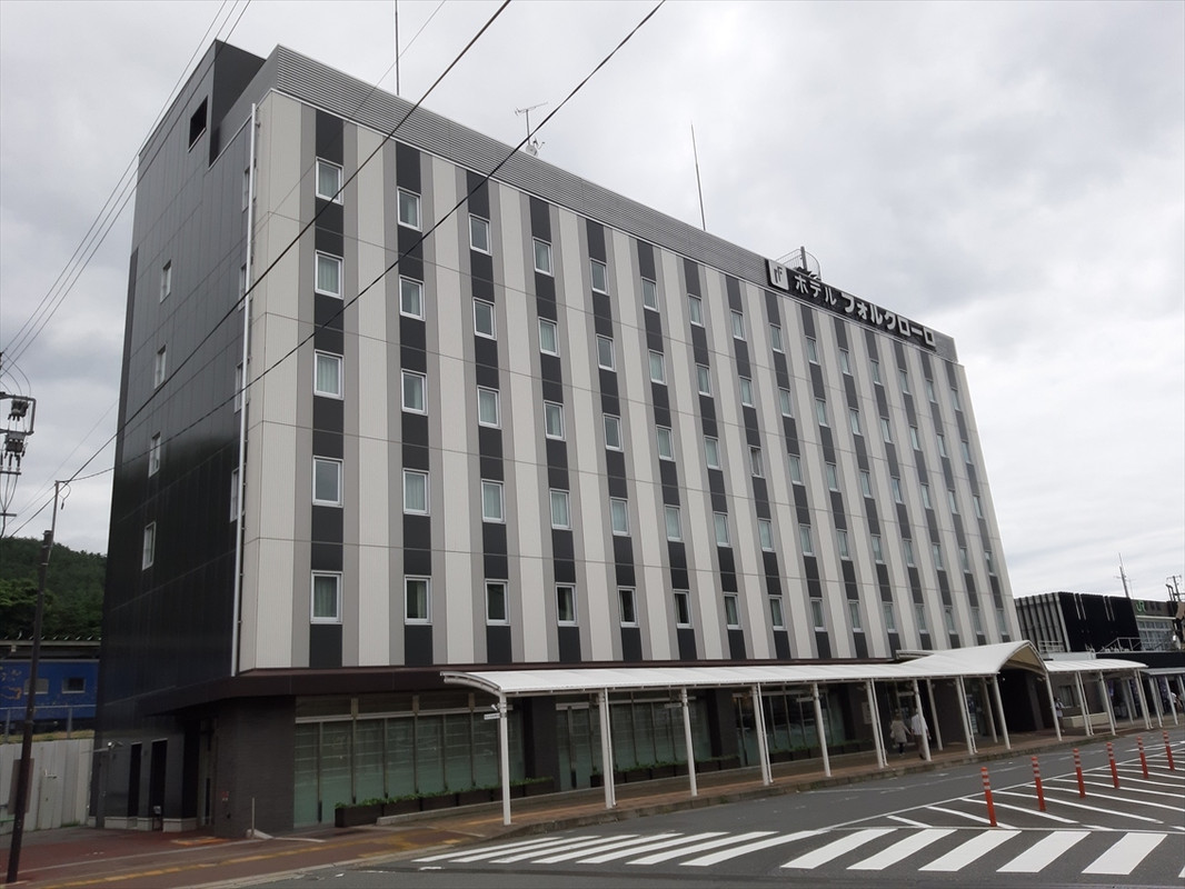 ホテル外観。JRと三陸鉄道の釜石駅と同じ並びにあります。