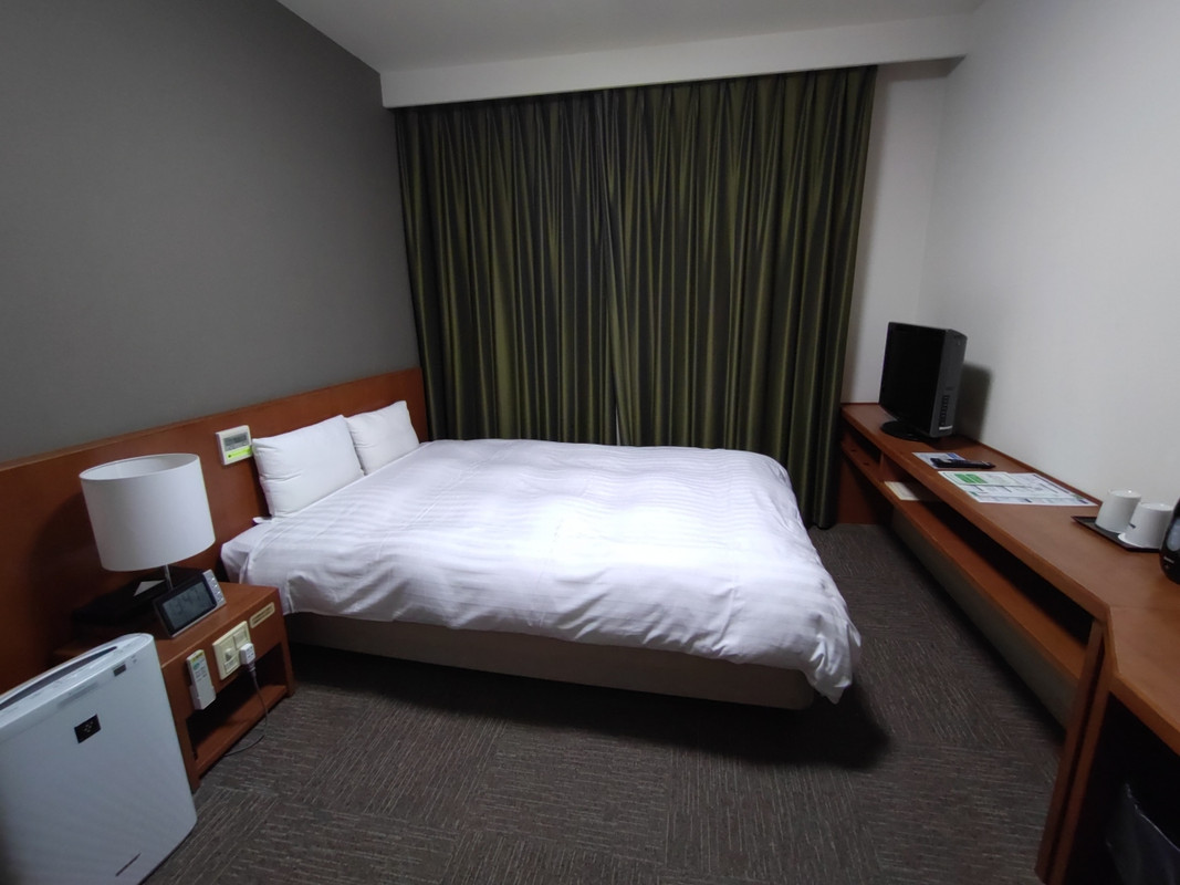 セミダブルベッドのあるシングルルーム、広め