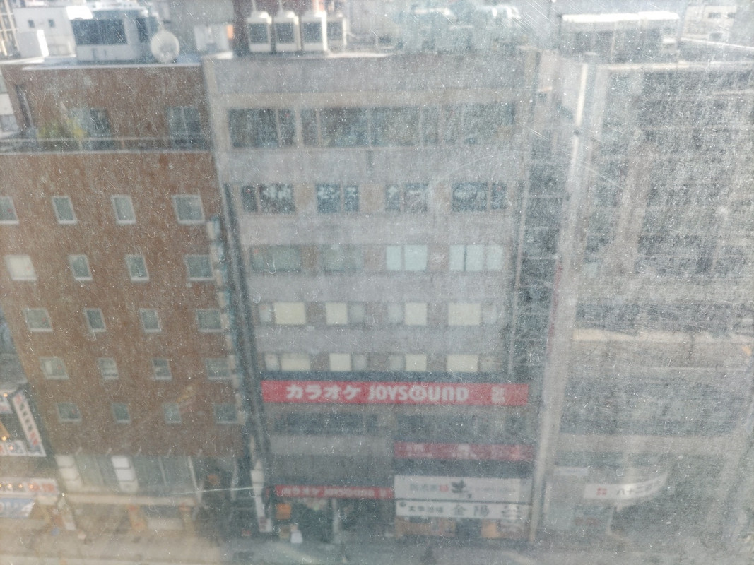 朝起きると、窓汚な