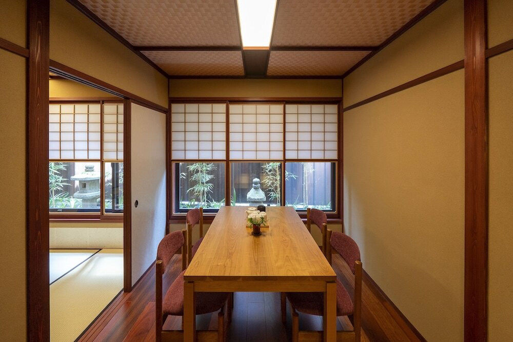 客室内のダイニングエリア