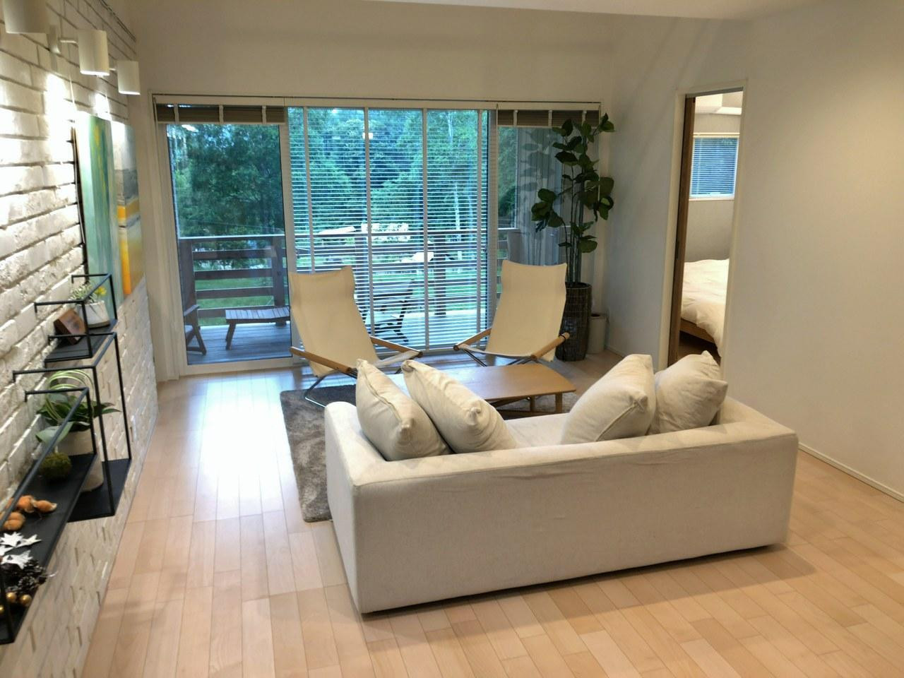 高原のモダンなログハウスで、安らぎのひと時を過ごす4237689