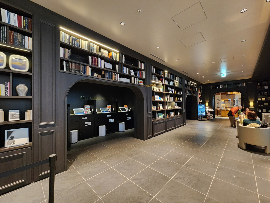 本棚のトンネル潜ると、レセプション