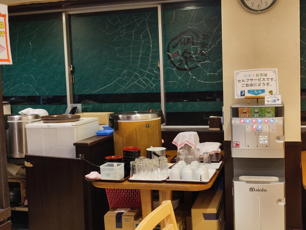 お茶とお水は、セルフサービス。ご飯おかわり可