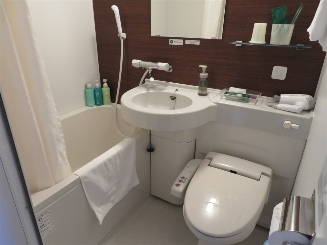 部屋付きの浴室は標準的サイズ。