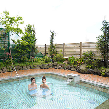 海風を感じながら入る露天風呂！広がる空が開放的な気分にしてくれる3696548