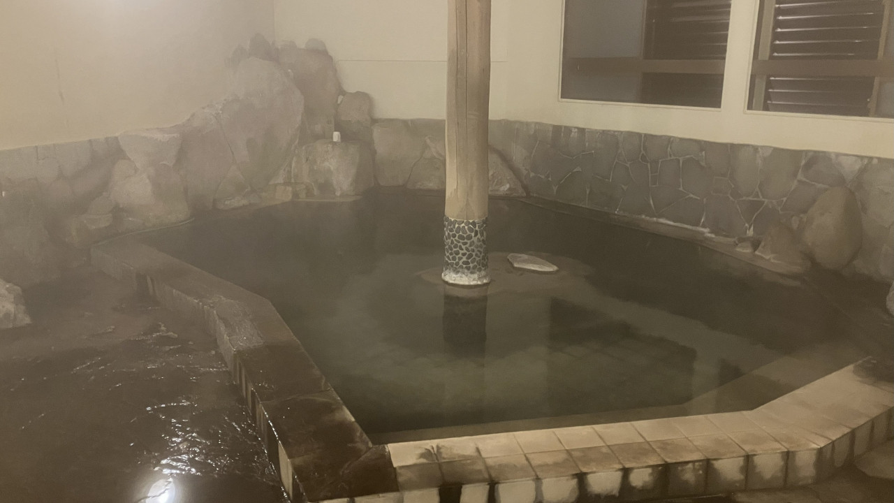 源泉かけ流しの内湯、飲泉可