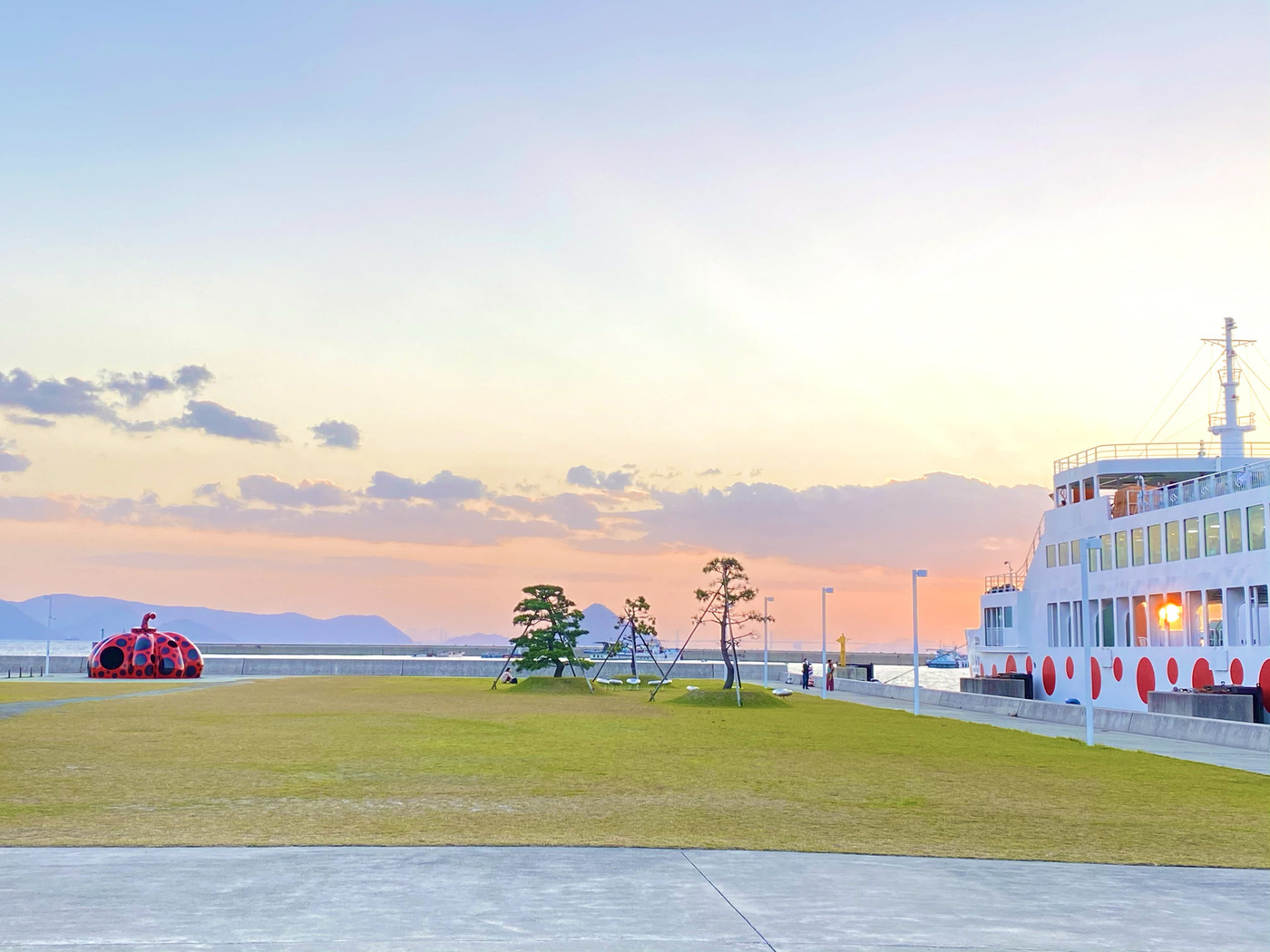 夕暮れ時の優しい空、赤かぼちゃとフェリーが可愛い!